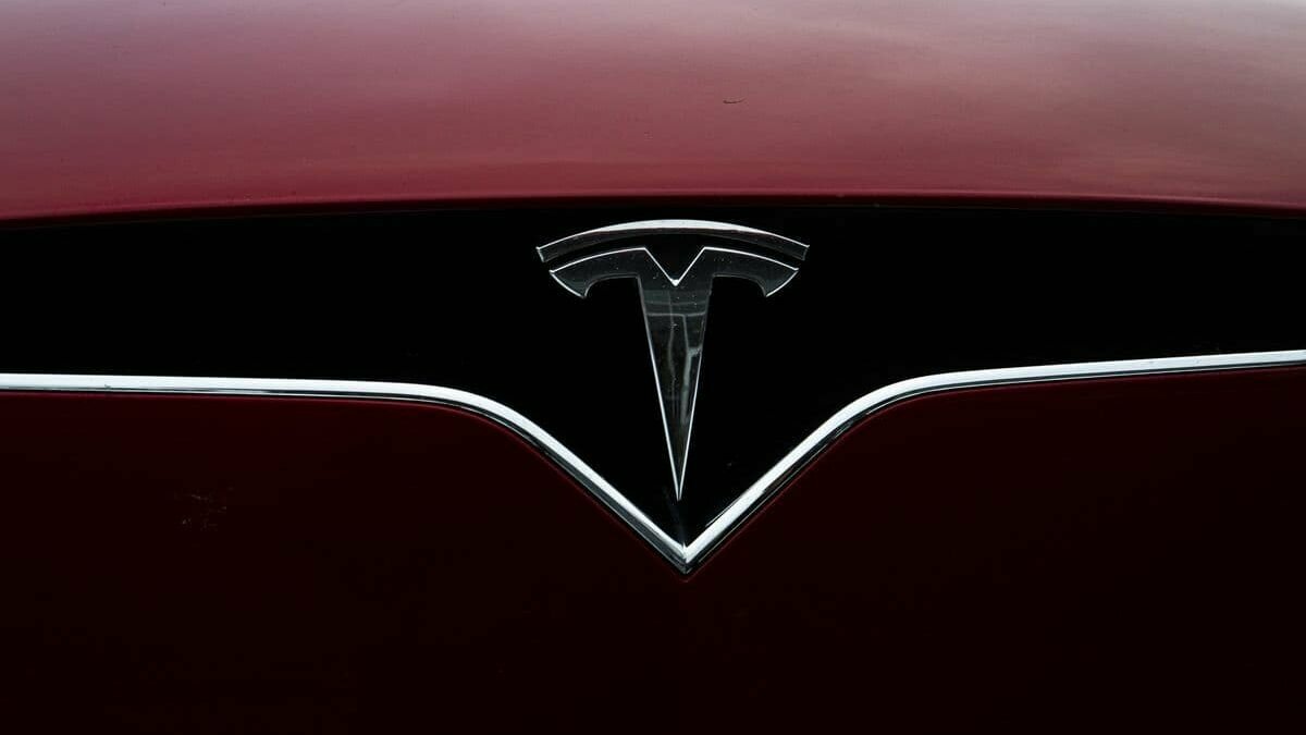 Tesla без человека за рулём попала в аварию