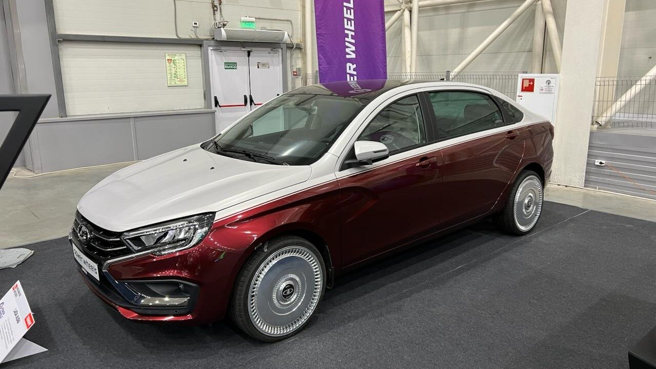 Lada Aura с двухцветным кузовом в стиле Maybach представили в Москве