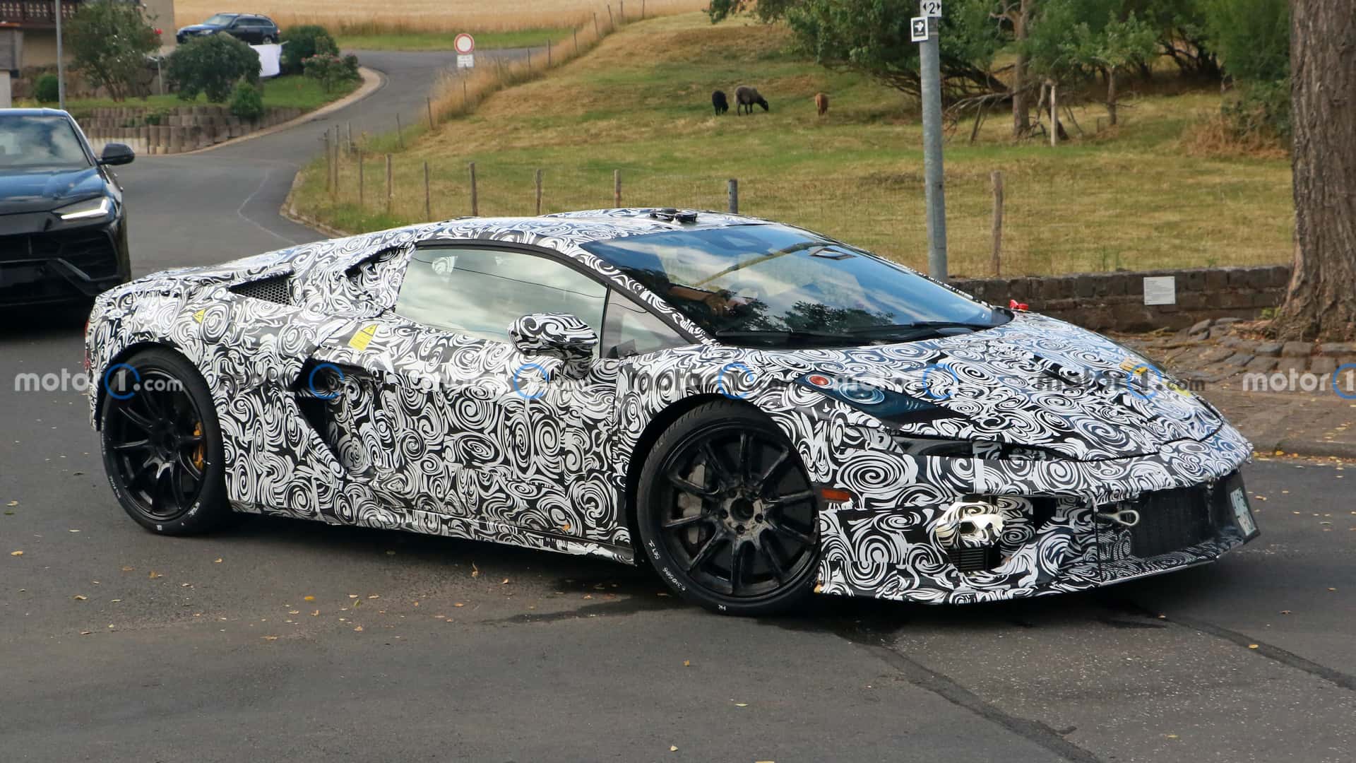 Гибридного наследника Lamborghini Huracan впервые сфотографировали на тестах