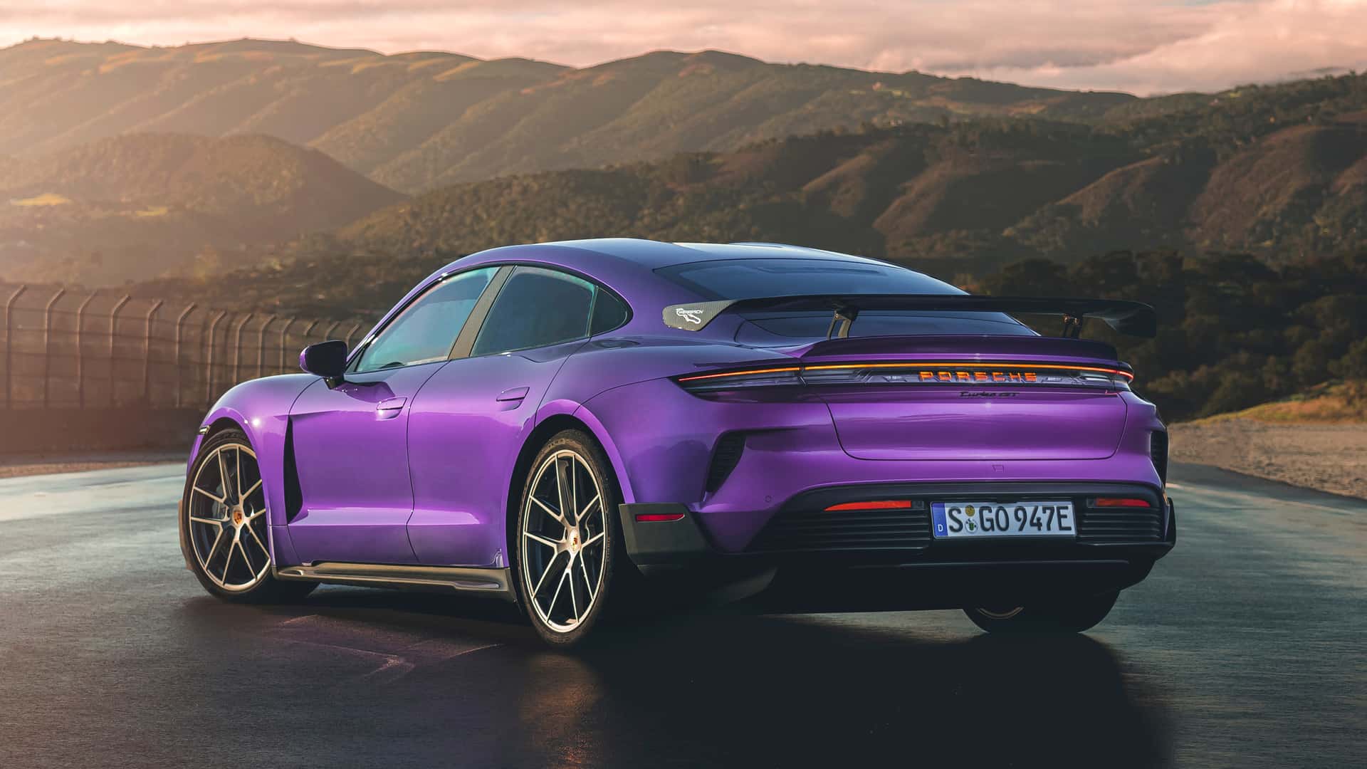 Продажи электрокаров Porsche Taycan упали на 50 процентов