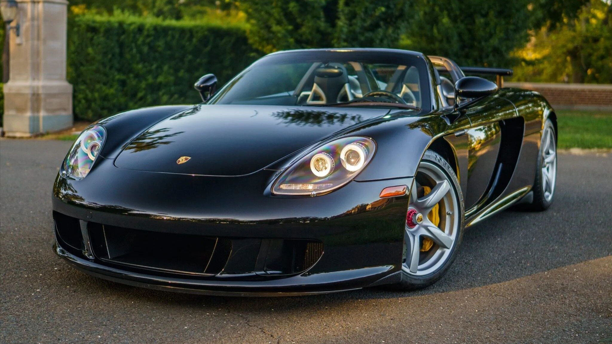 За этот редкий Porsche Carrera GT уже дают на торгах почти 1,5 миллиона долларов