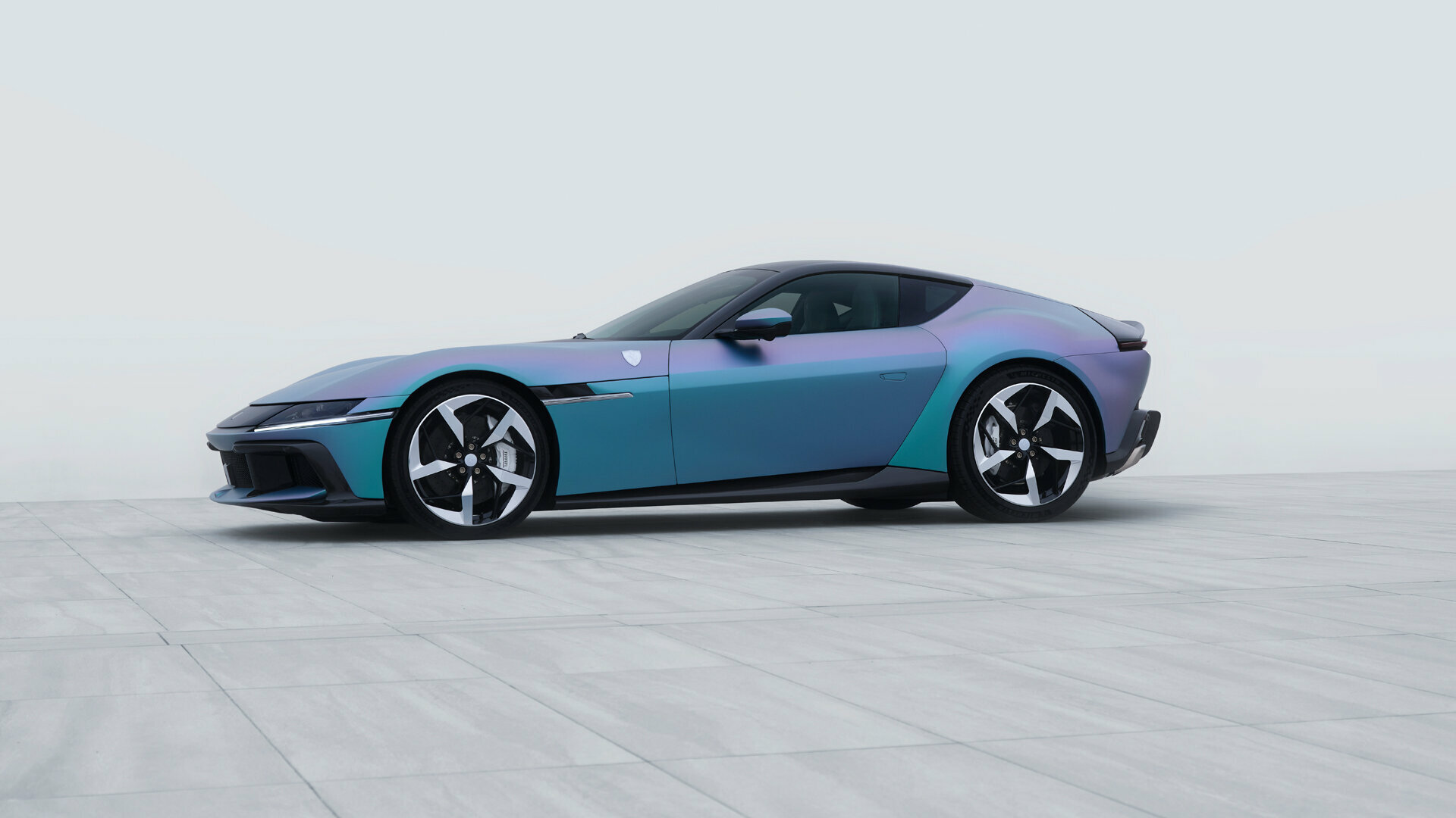Ferrari покрасила эксклюзивный 12Cilindri для Кореи в «хамелеон»