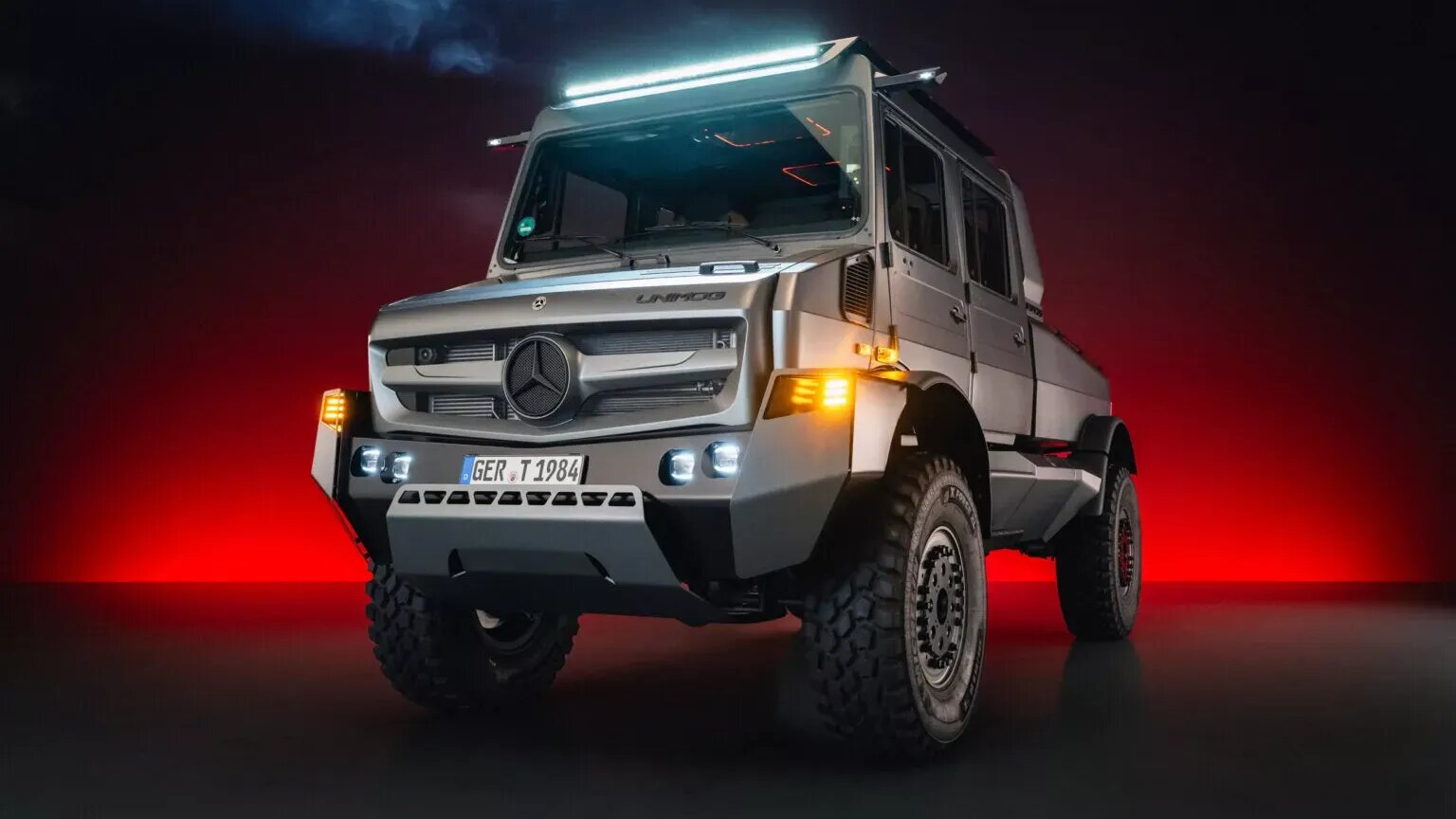 Unimog отметил 80-летие крутым шоукаром