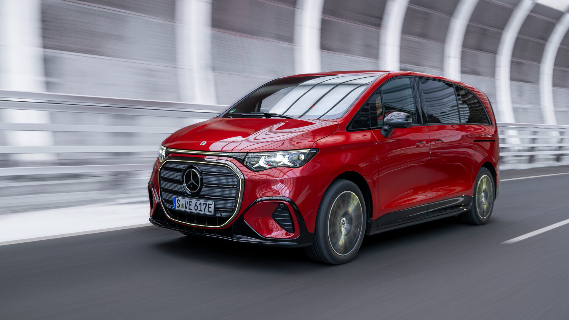 Новейший электровэн Mercedes-Benz VLE получил полный привод