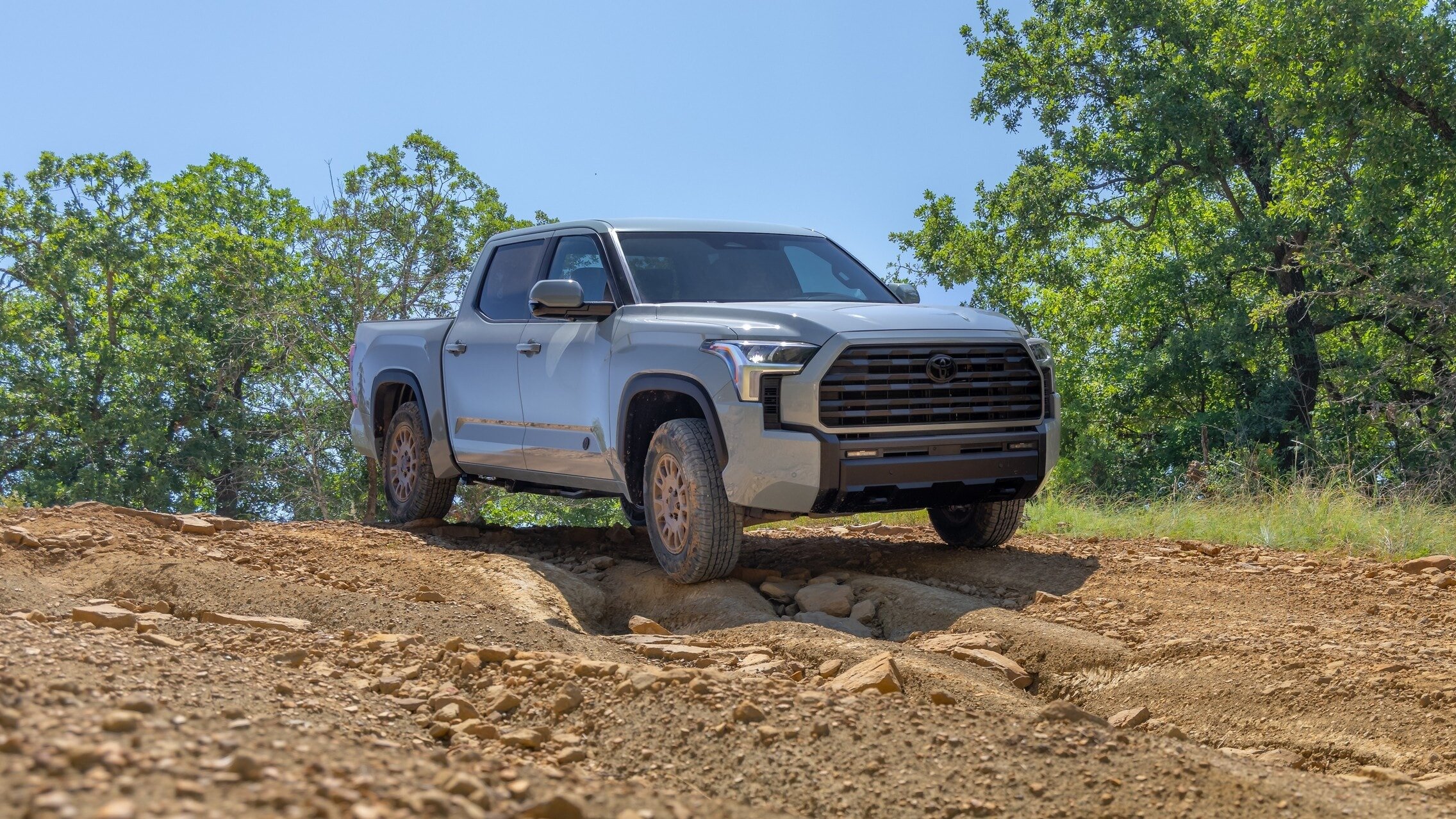 Toyota обновила пикап Tundra и подготовила его к бездорожью
