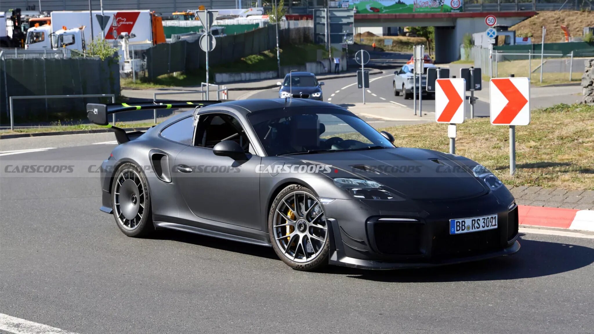 Загадочный «плосконосый» Porsche 911 вышел на испытания