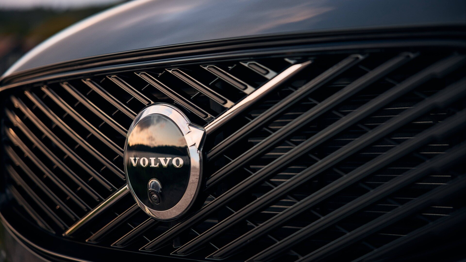 Прибыль Volvo Cars во II квартале упала почти втрое