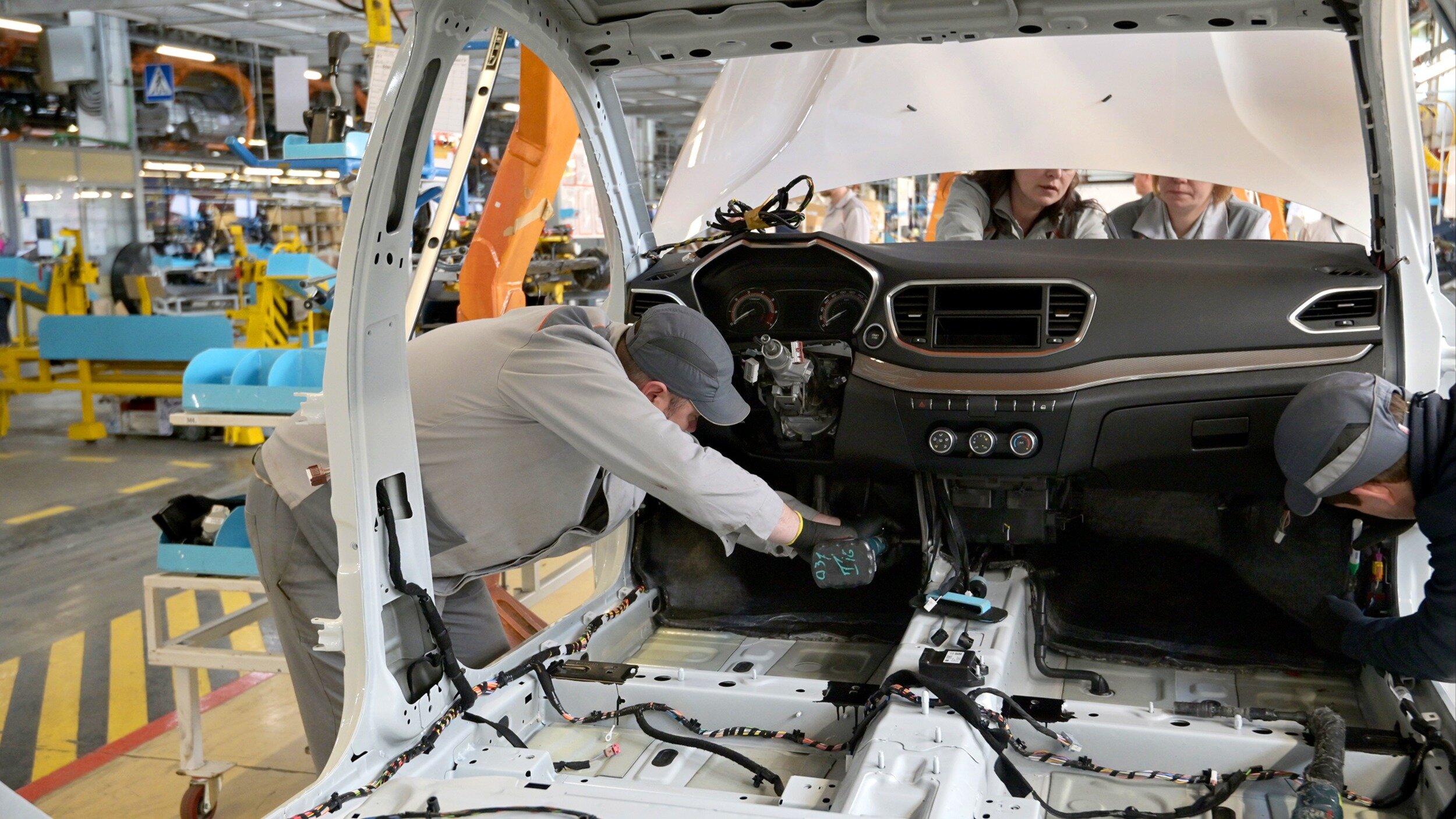 На АвтоВАЗе спрогнозировали рост продаж и повышение цен на Lada