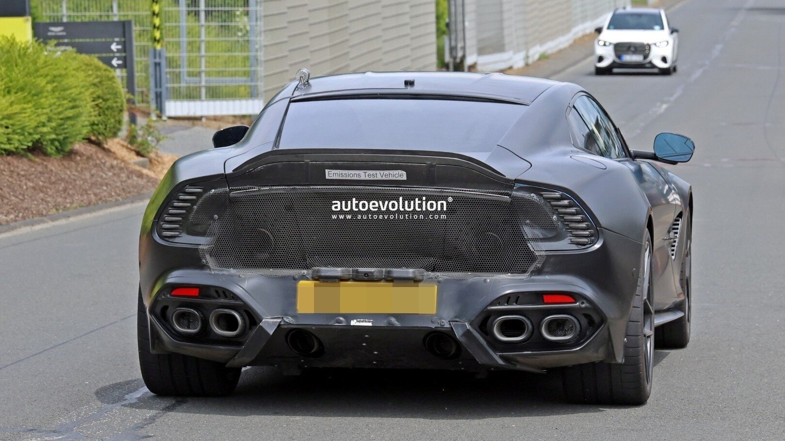 Сверхмощный Aston Martin Vanquish с восемью выхлопными трубами вывели на тесты