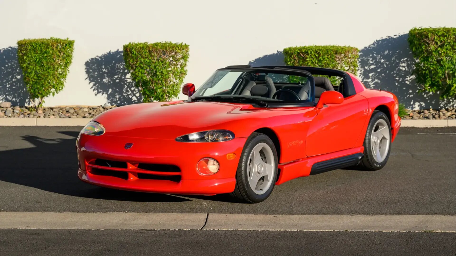 С молотка уйдёт 34-летний Dodge Viper с пробегом 64 километра