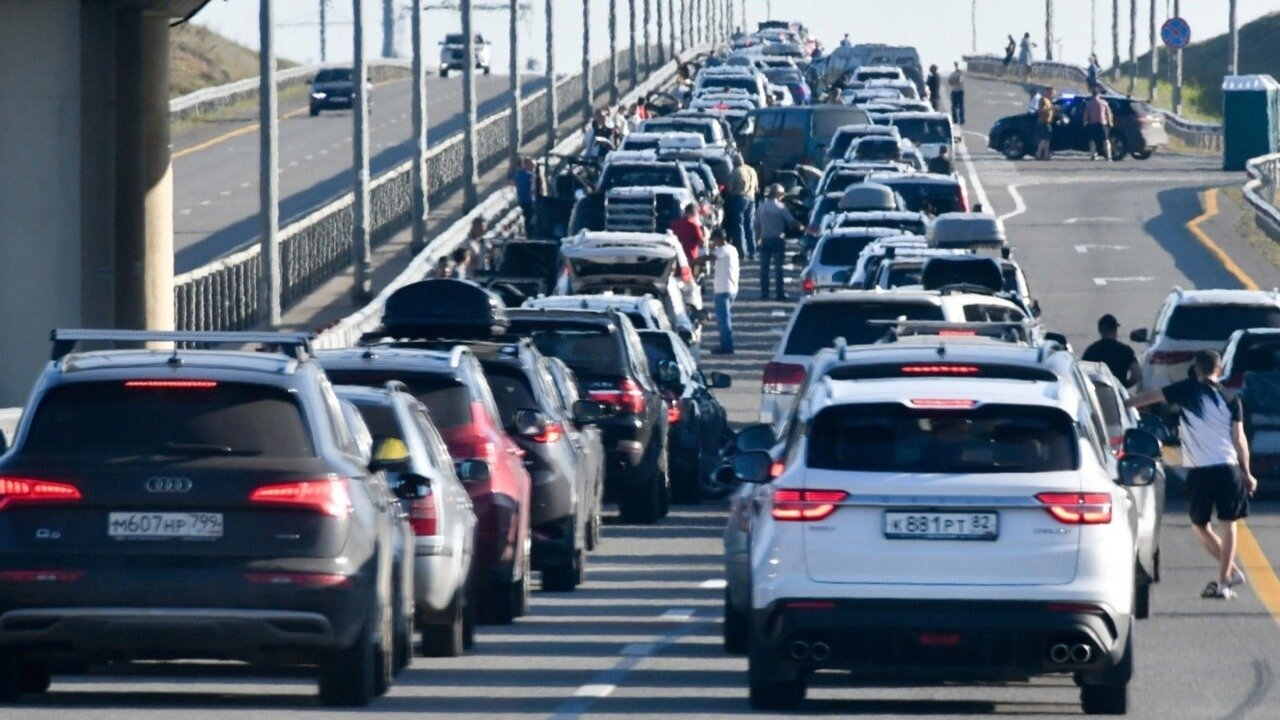 Мегапробка перед Крымским мостом растянулась на 35 километров