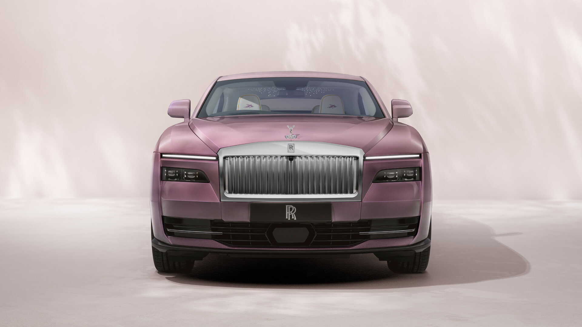 Rolls-Royce украсил лимитированный Spectre цветами даже на колёсах