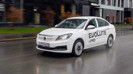 Первый тест российского электромобиля Evolute i-PRO: как он едет и экономичнее ли машины с ДВС