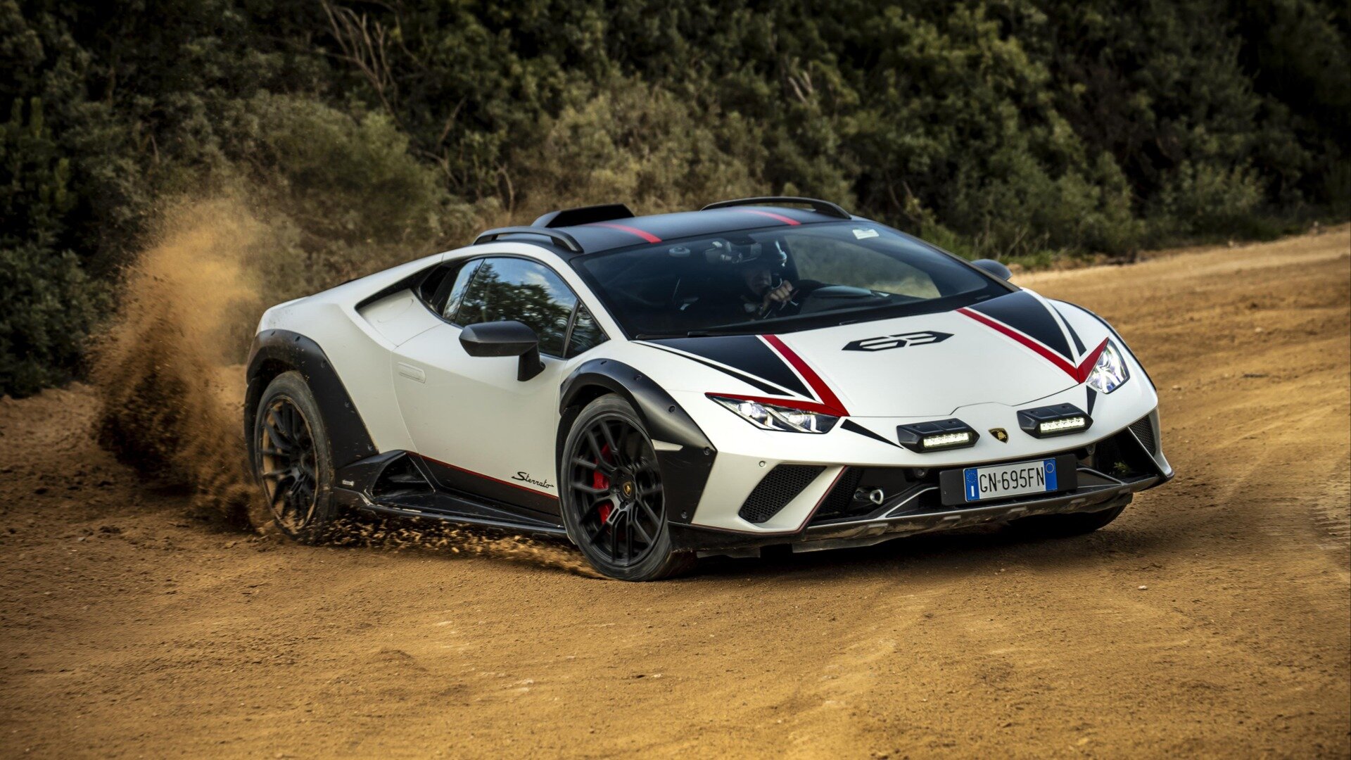 Lamborghini готовит новые суперкары для бездорожья