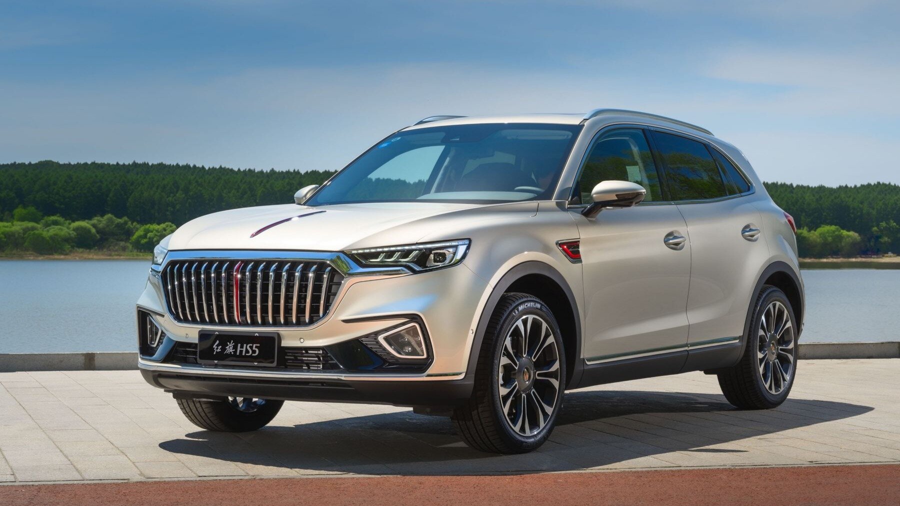 Hongqi раскрыл новинки для России: два кроссовера, два седана и продажи через FAW