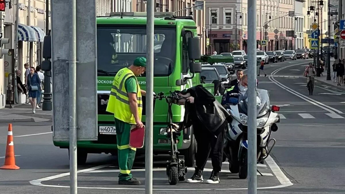 Водителю электросамоката в Москве выписали три штрафа, а транспорт эвакуировали