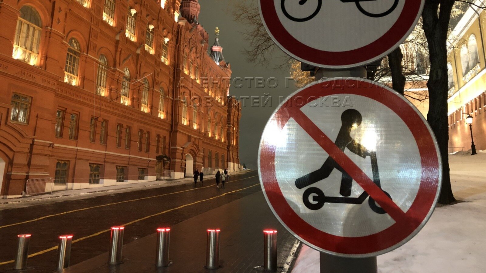На Манежной и Красной площадях запретили движение электросамокатов и других СИМ