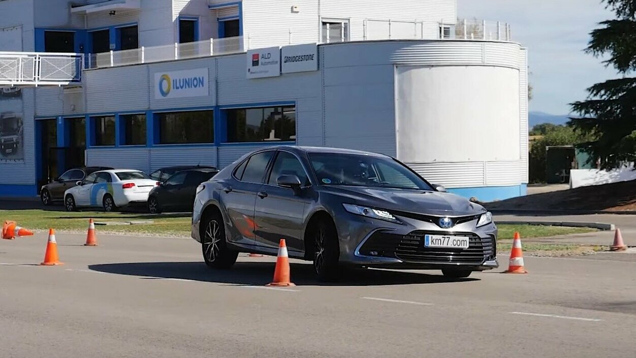 Гибридная Toyota Camry справилась с «лосиным тестом» не хуже, чем BMW i4