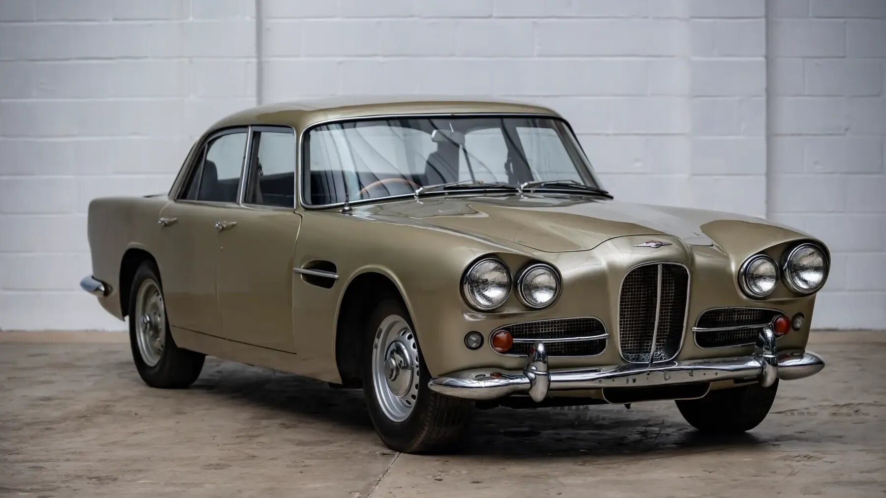 С молотка уйдёт очень редкий седан Aston Martin Lagonda 1963 года