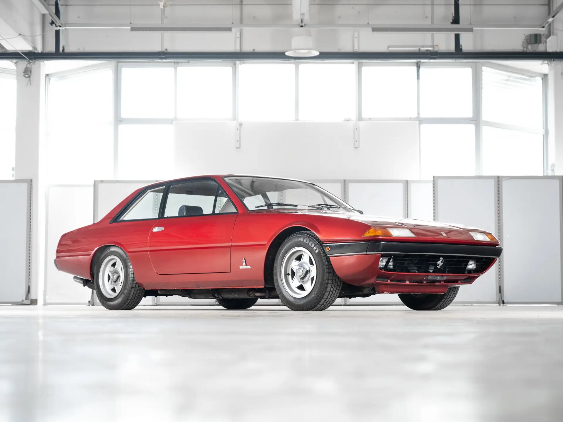 Ferrari 365 GT4 2+2 трёхкратного чемпиона Формулы-1 пустят с молотка