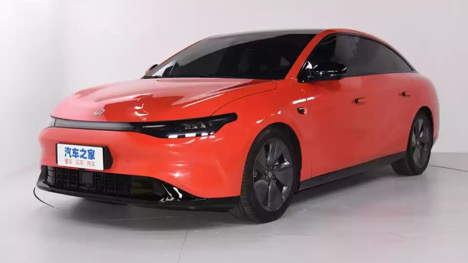 544-сильный электроседан Leapmotor С01 с тремя дисплеями будет стоить от 1,6 миллиона рублей