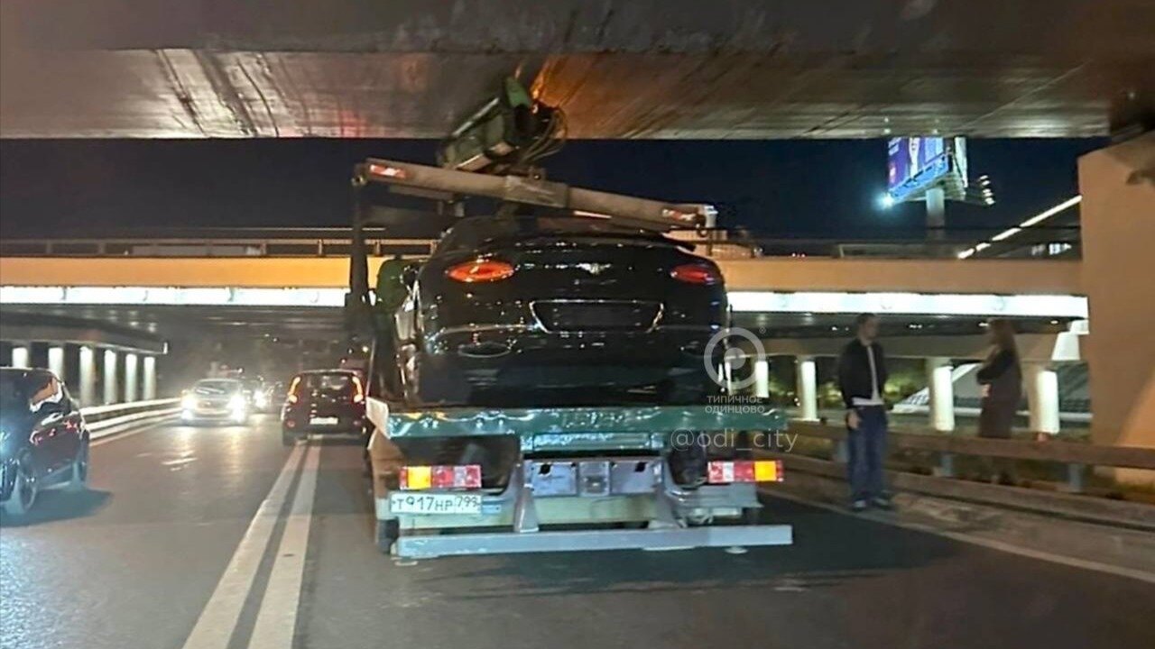 «Мост глупости» на Рублёвке поймал эвакуатор с новеньким Bentley