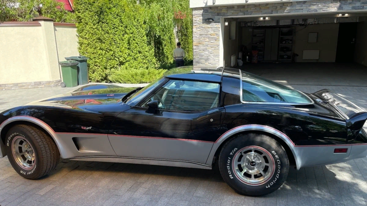 В России продают очень старый Chevrolet Corvette с мизерным пробегом. Он простоял 42 года