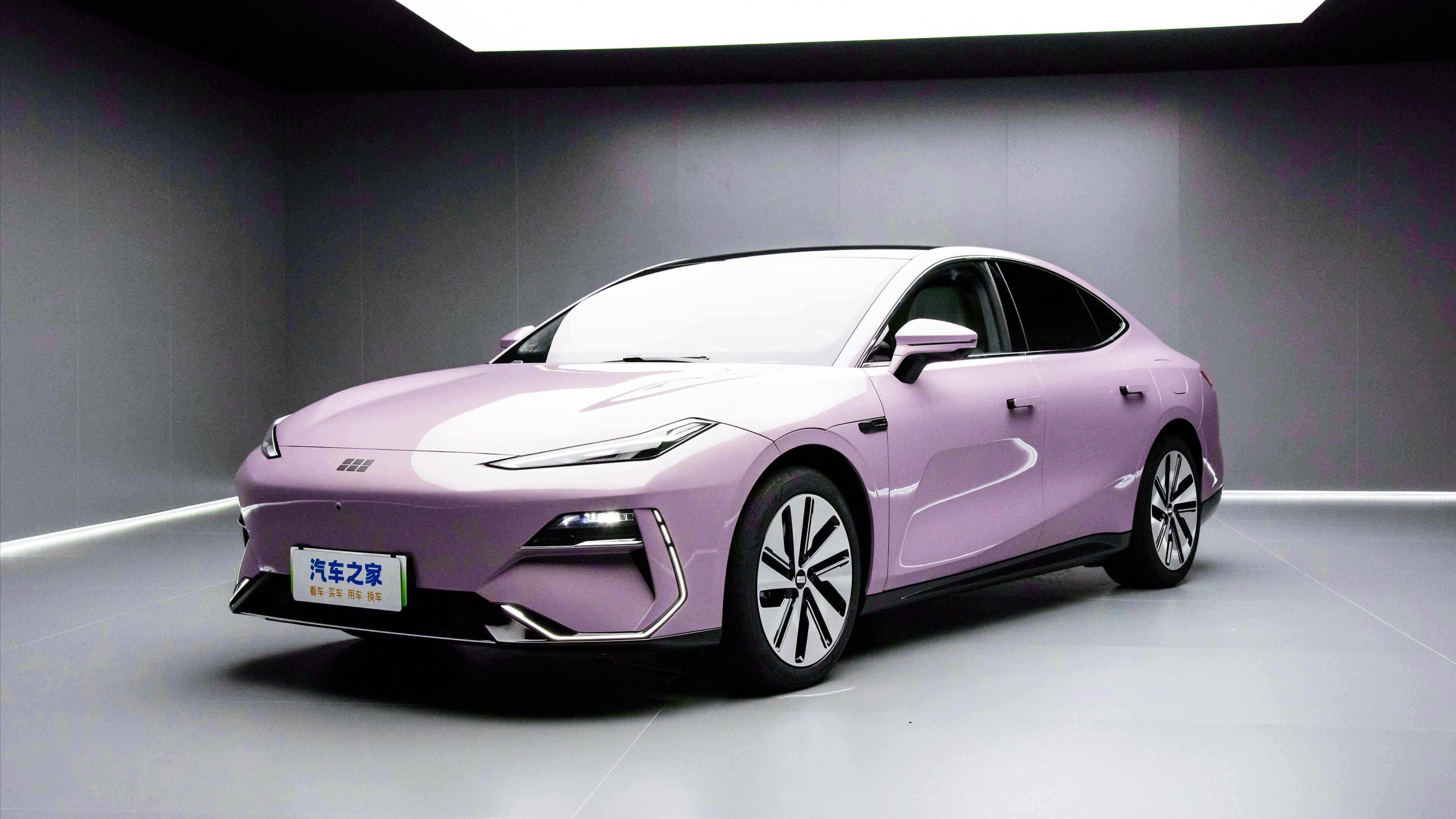 Стартовали продажи электроседана Geely Galaxy E8, набирающего 100 км/ч за 3,5 с