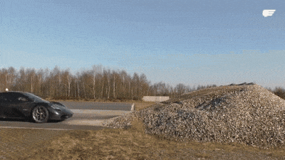Опубликовано видео с жёсткими прыжками суперкара T.50 — так тестировали его подвеску