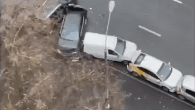 Видео: автобус в Москве устроил «паровозик» из семи легковушек