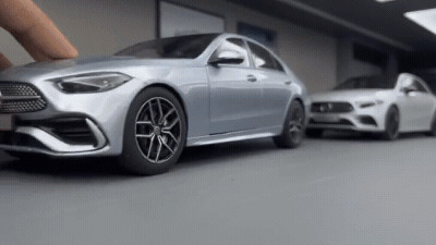 Дилерский центр Mercedes-Benz воспроизвели в масштабе 1:18