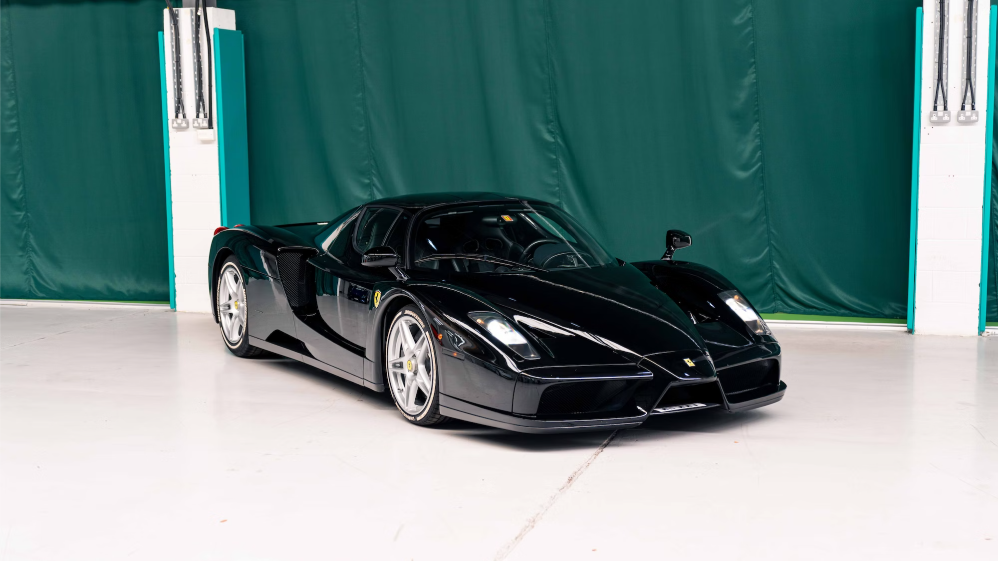 На аукцион выставили коллекцию из 24 редких машин, включая супердорогой Ferrari