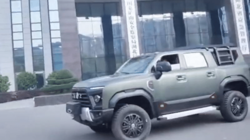 Большой внедорожник от Dongfeng попал на видео без камуфляжа