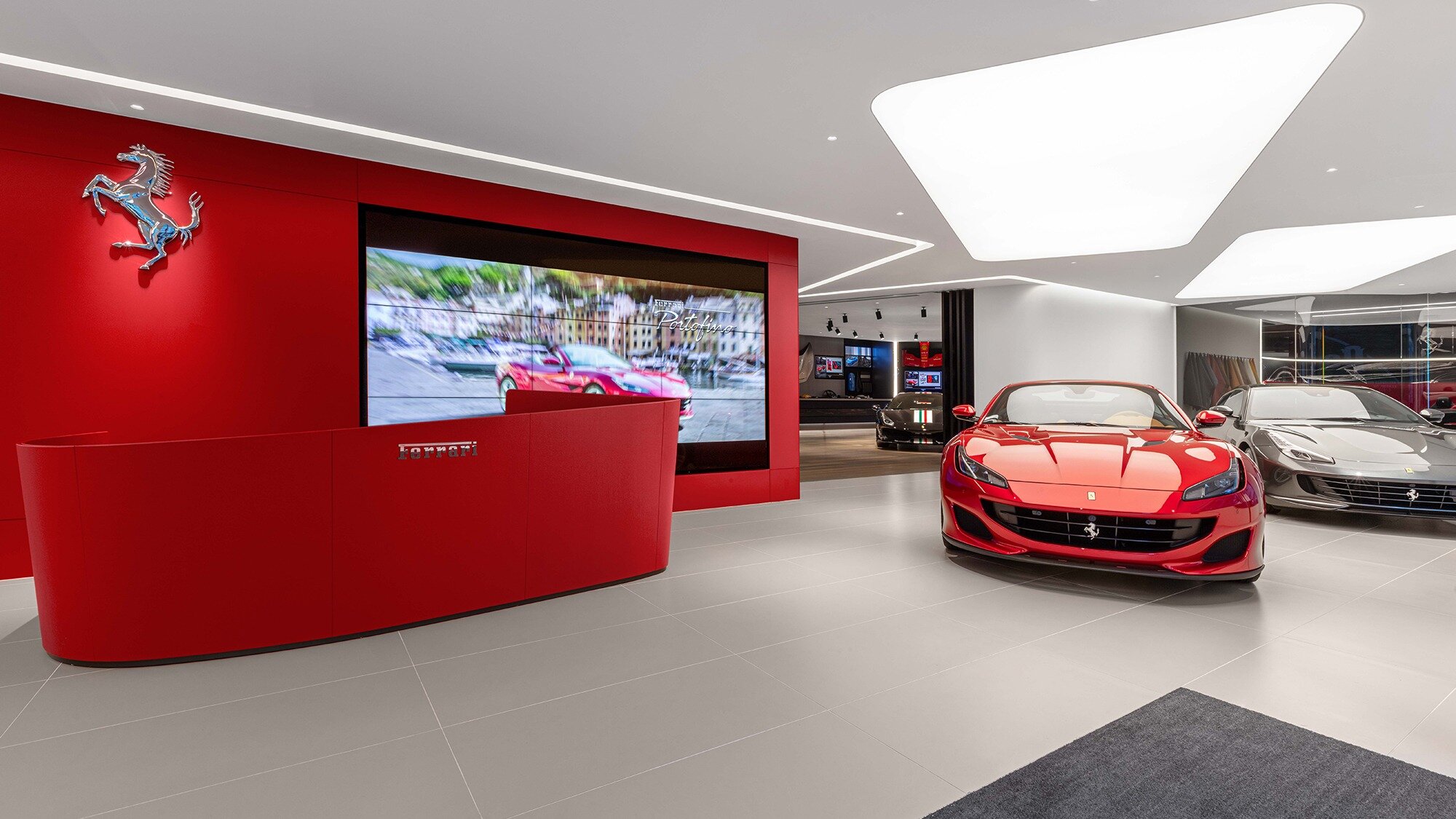 В России резко выросли продажи автомобилей Aston Martin и Ferrari