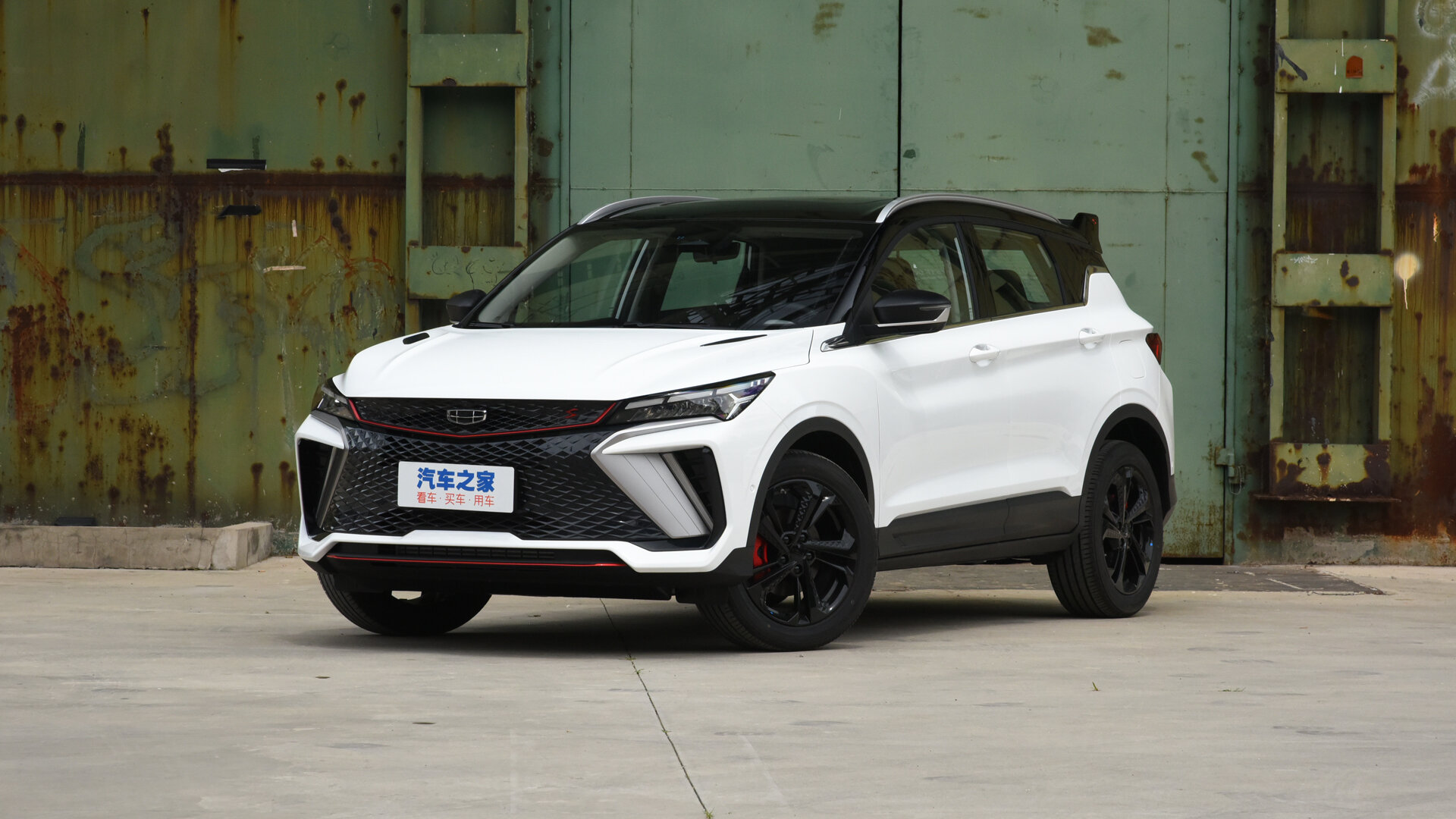 Рестайлинговый Geely Coolray с 181-сильным турбомотором и сдвоенным экраном дебютировал в Китае