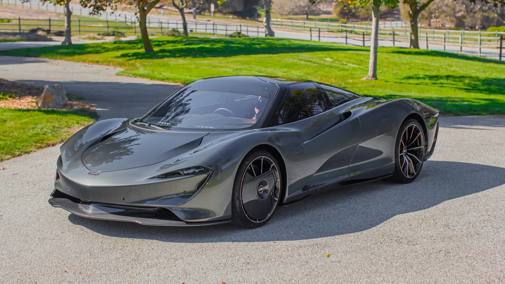 Очень редкий гиперкар McLaren Speedtail почти без пробега выставили на аукцион