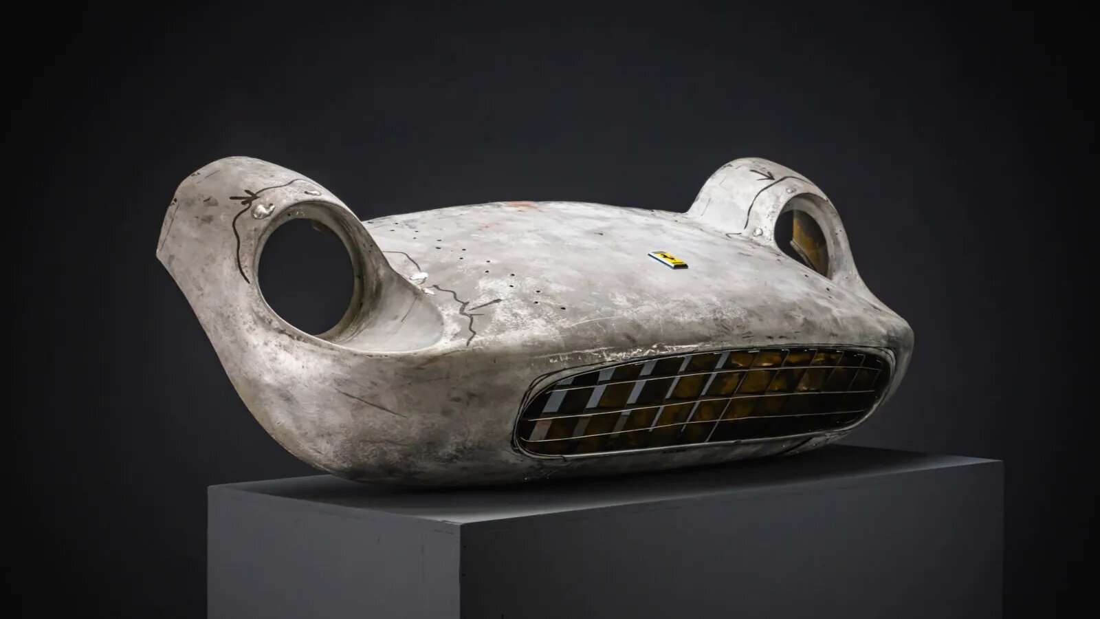 На аукцион выставили фрагмент кузова редкой Ferrari из 1950-х. За него дают полмиллиона рублей