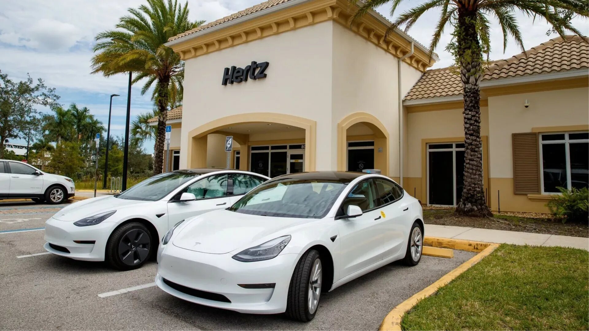 Арендная фирма Hertz решила распродать 20 тысяч электрокаров