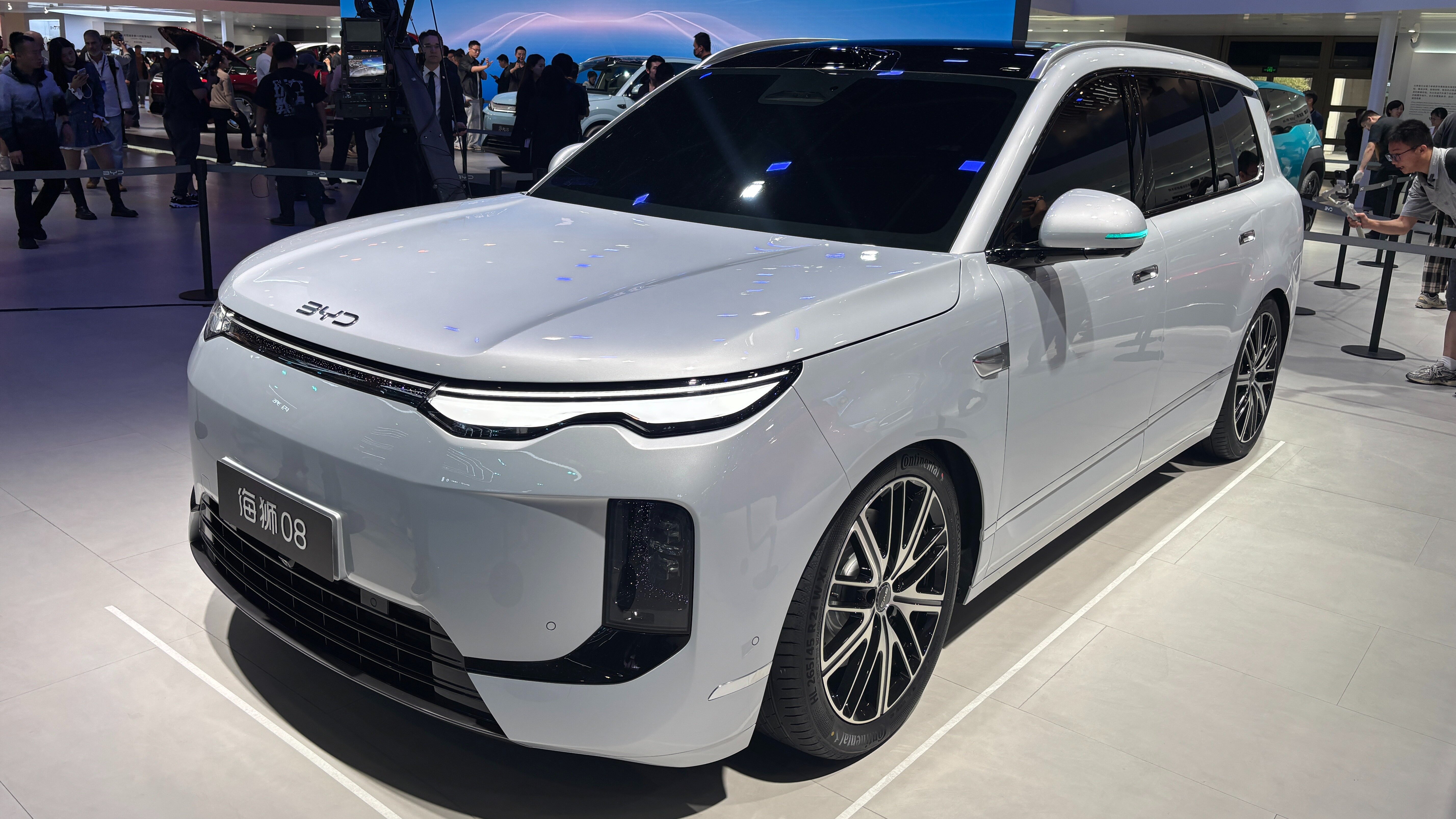 Представлен большой и дальнобойный электрокроссовер BYD с «умной» подвеской