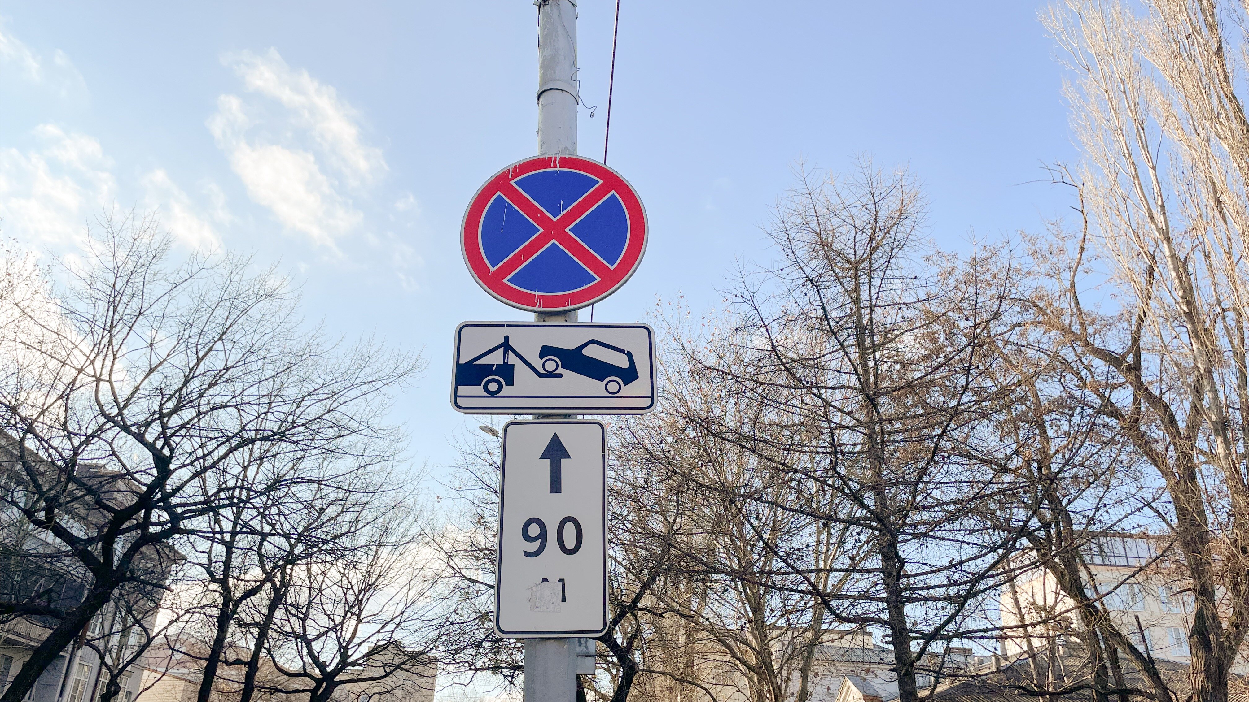 В Москве предложили разрешить такси останавливаться на 2 минуты под запрещающими знаками