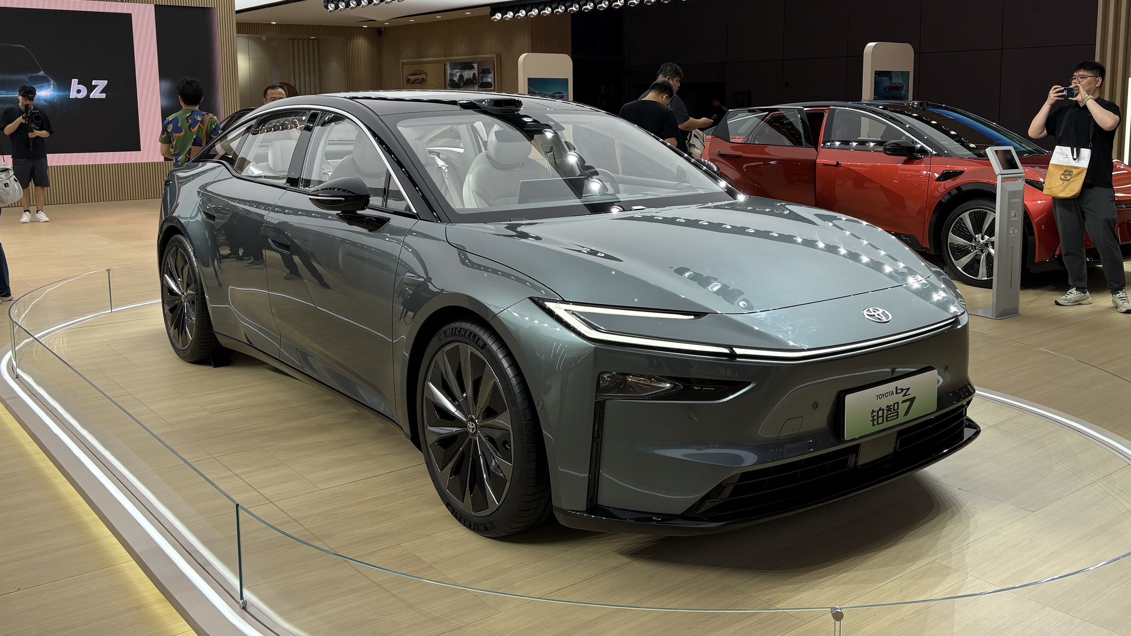 Toyota показала в Шанхае электроседан bZ7 размером больше Camry