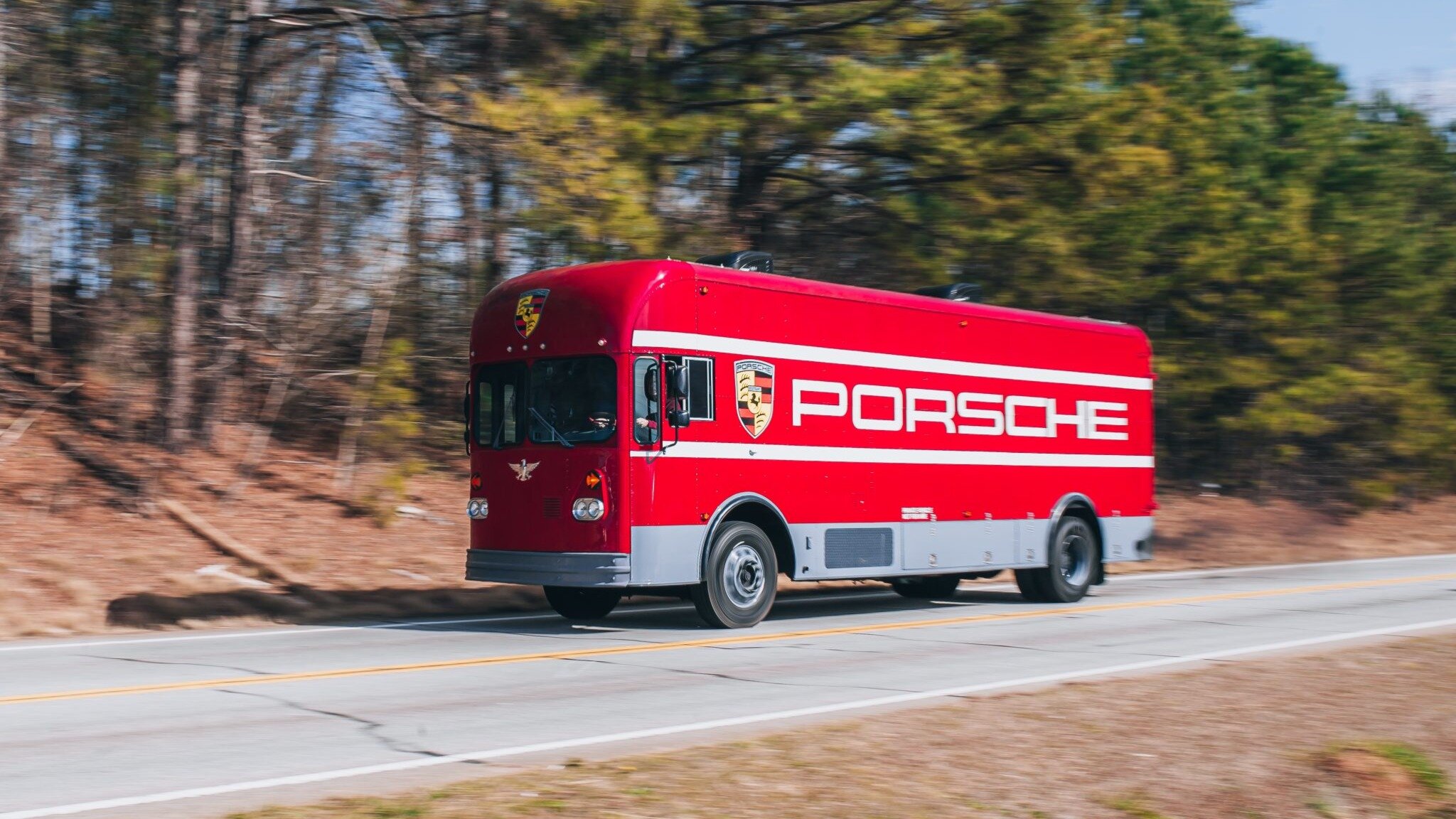 На аукционе продают передвижной гараж для Porsche, сделанный из ретроавтобуса