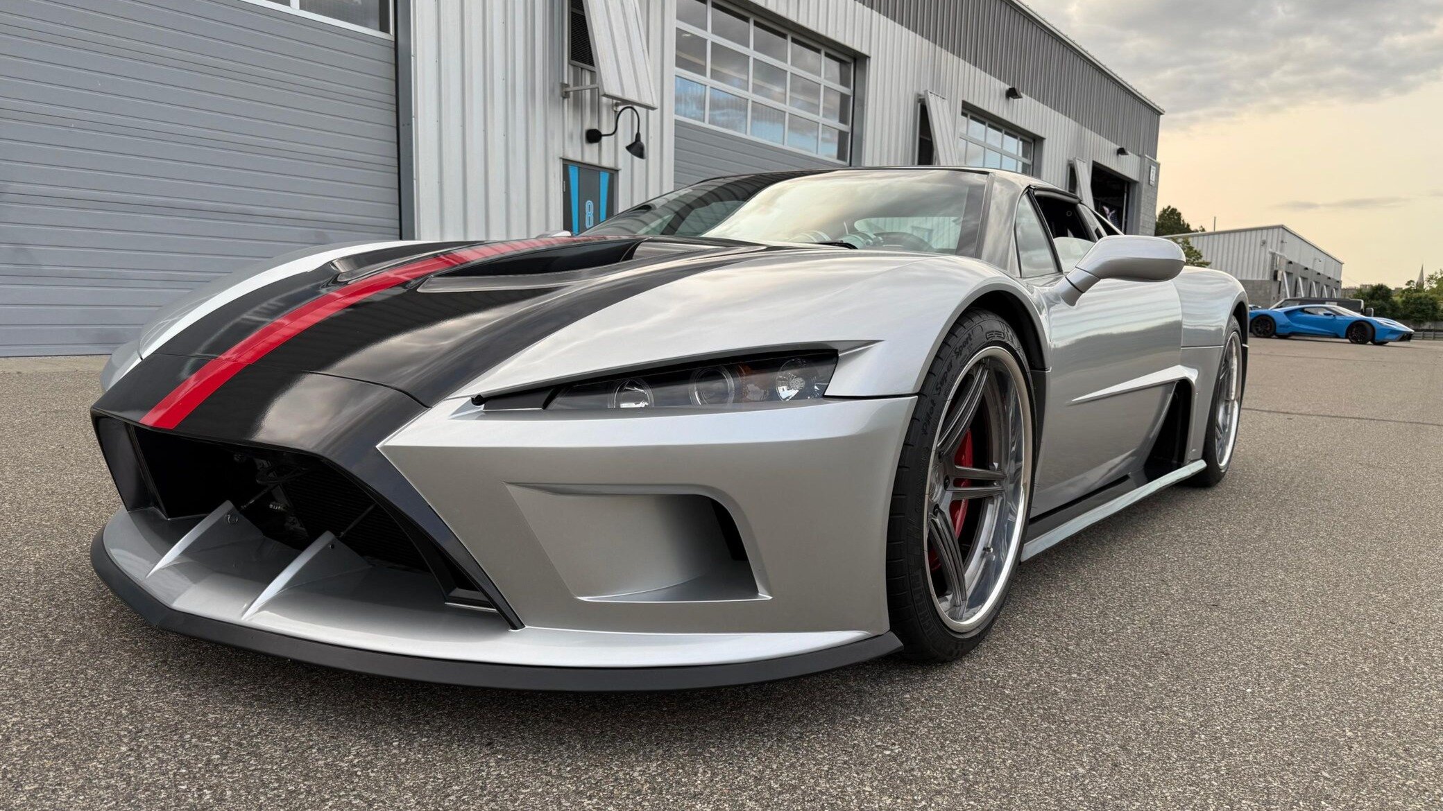 Очень редкий американский суперкар Falcon F7 со скромным пробегом выставили на продажу