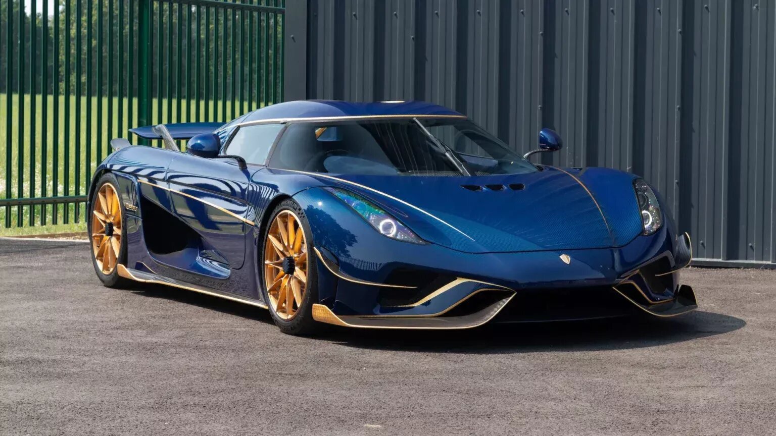 Один из девяти праворульных Koenigsegg Regera, покрытый золотом, продаётся за 4,7 миллиона долларов