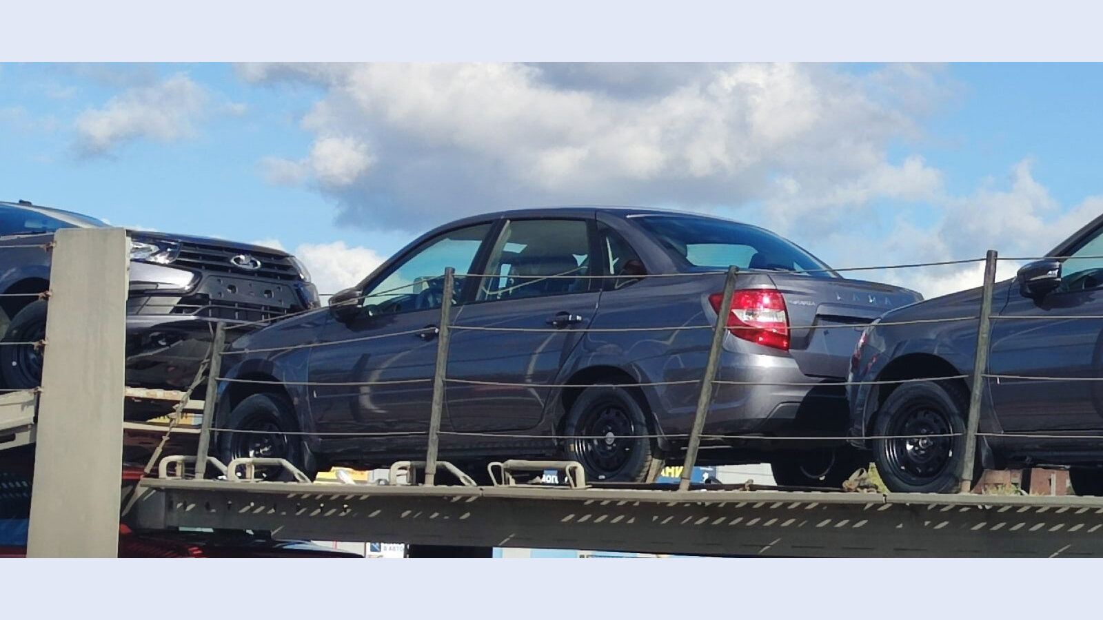 АвтоВАЗ начал красить Lada Granta в цвет, разработанный для новой Весты
