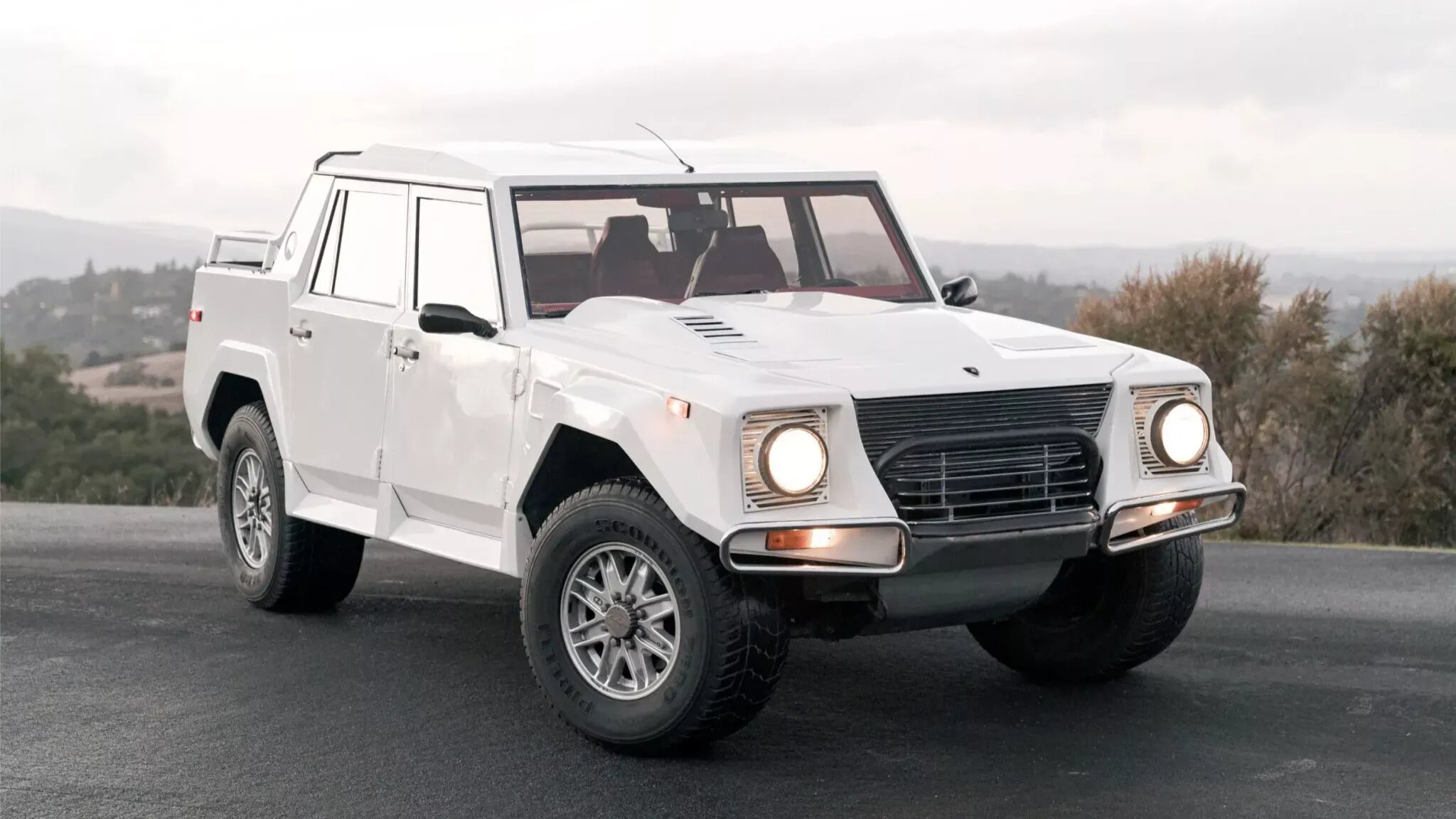 Один из 300 созданных внедорожников Lamborghini LM002 выставили на аукцион