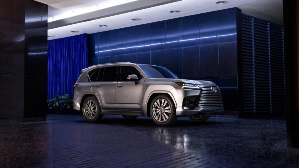 Названы возможные сроки появления нового Lexus LX в России