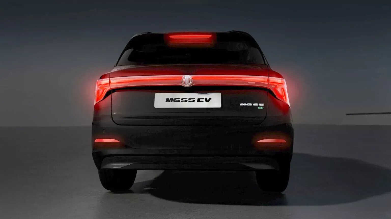 MG показала тизеры компактного электрокроссовера S5 EV для Европы