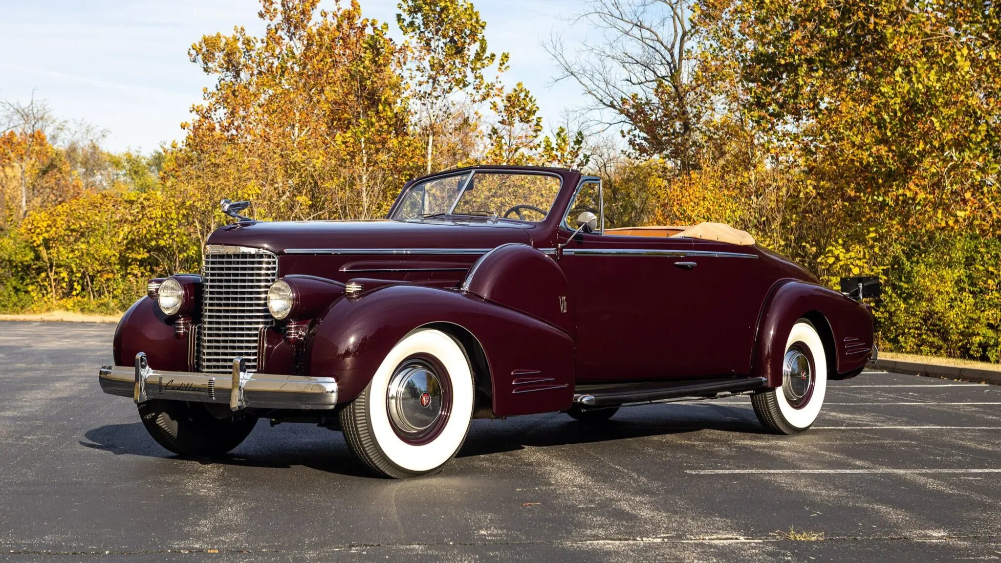 На продажу выставлен очень редкий старинный Cadillac с мотором V16