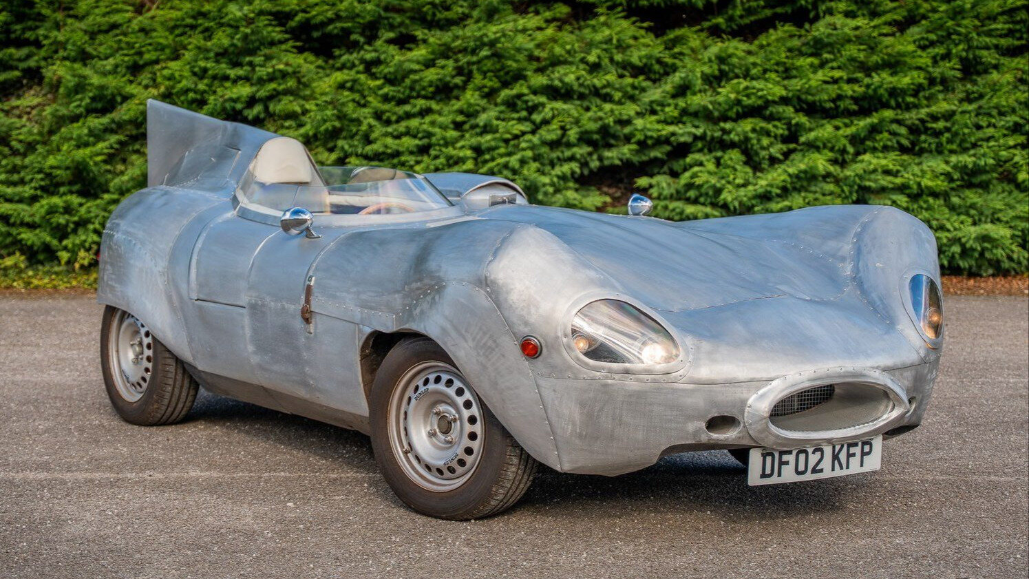 Родстер Mazda MX-5, переделанный в стиле гоночного Jaguar D-Type из 1950-х, выставили на продажу